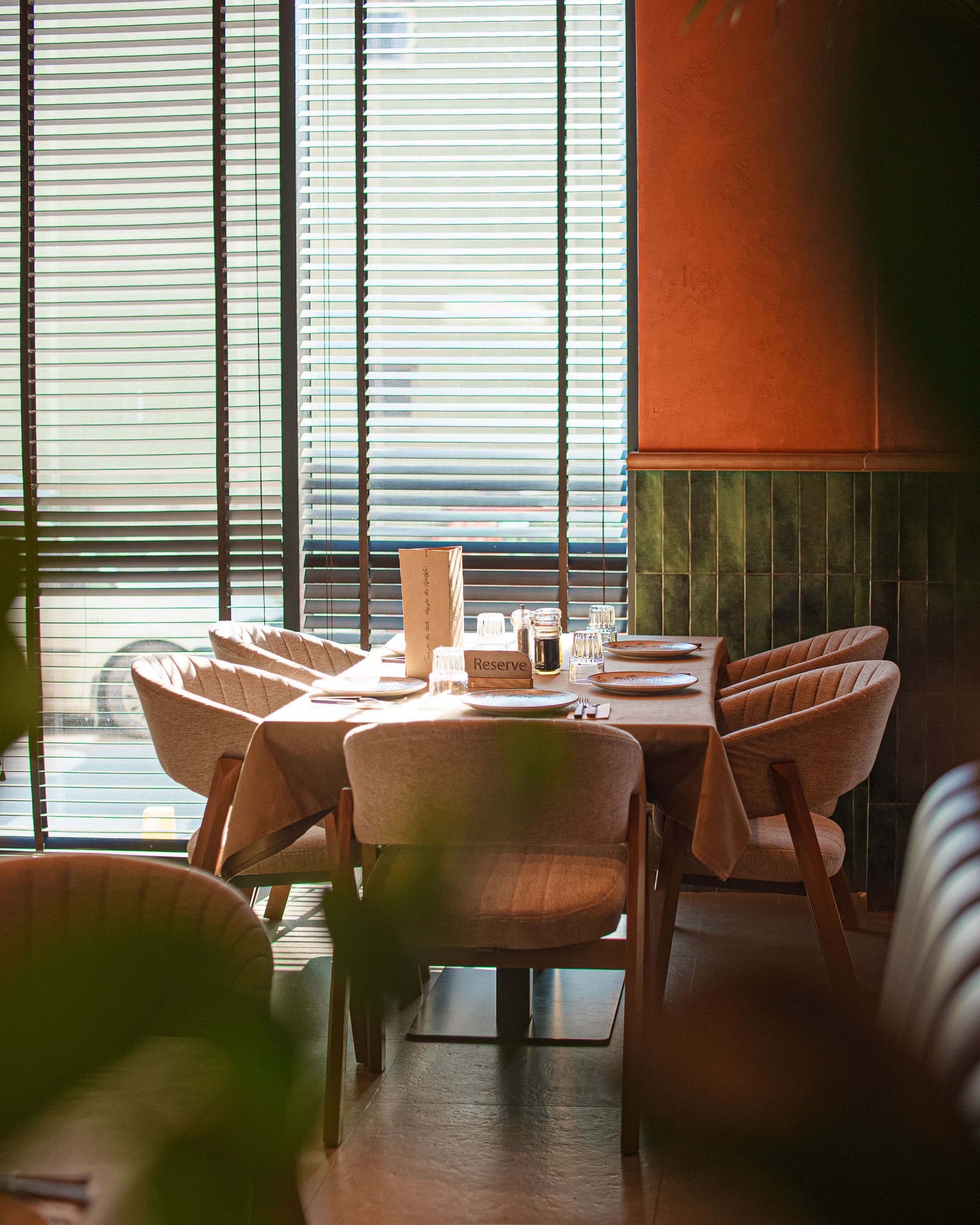 Ambienti i brendshëm i Gegë Restaurant