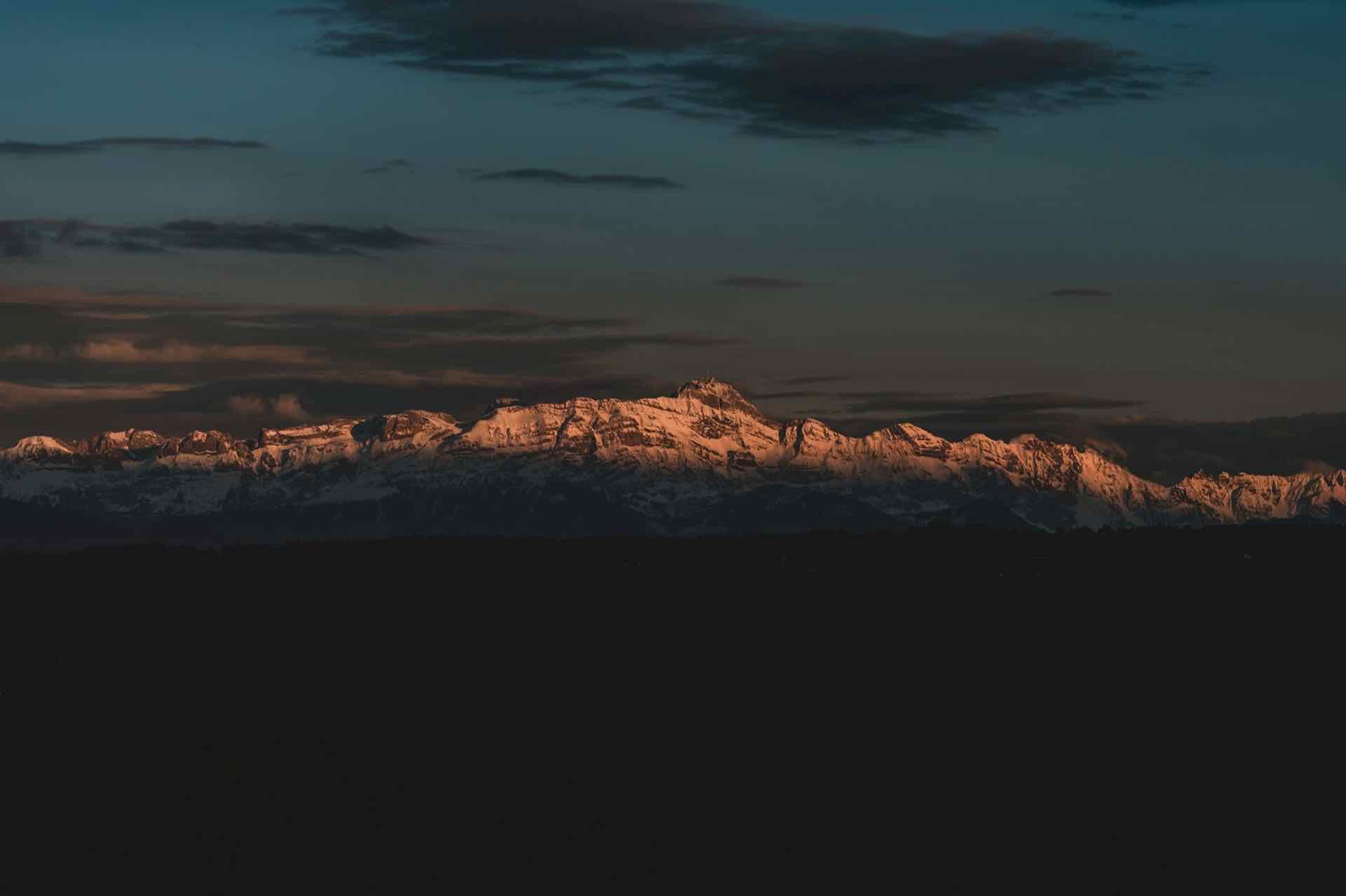 Malet e Sharrit mbi Brezovicë në muzg